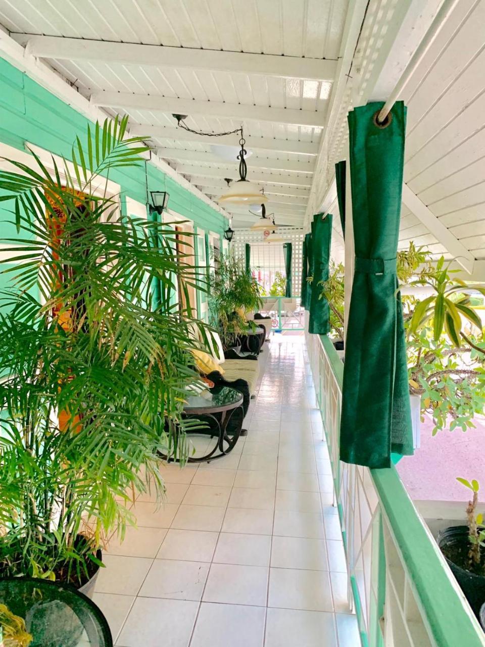 Seaview Inn バセテール エクステリア 写真